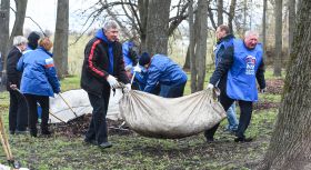 Генеральная уборка В Великих Луках прошла с участием единороссов